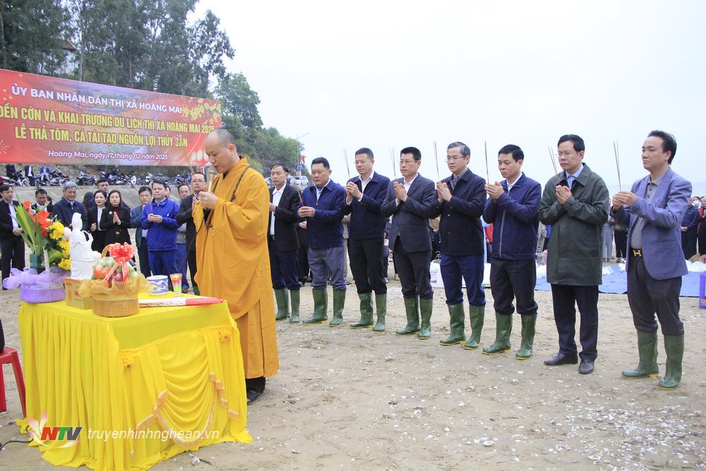 Lãnh đạo thị xã Hoàng Mai thực hiện nghi thức tâm linh.