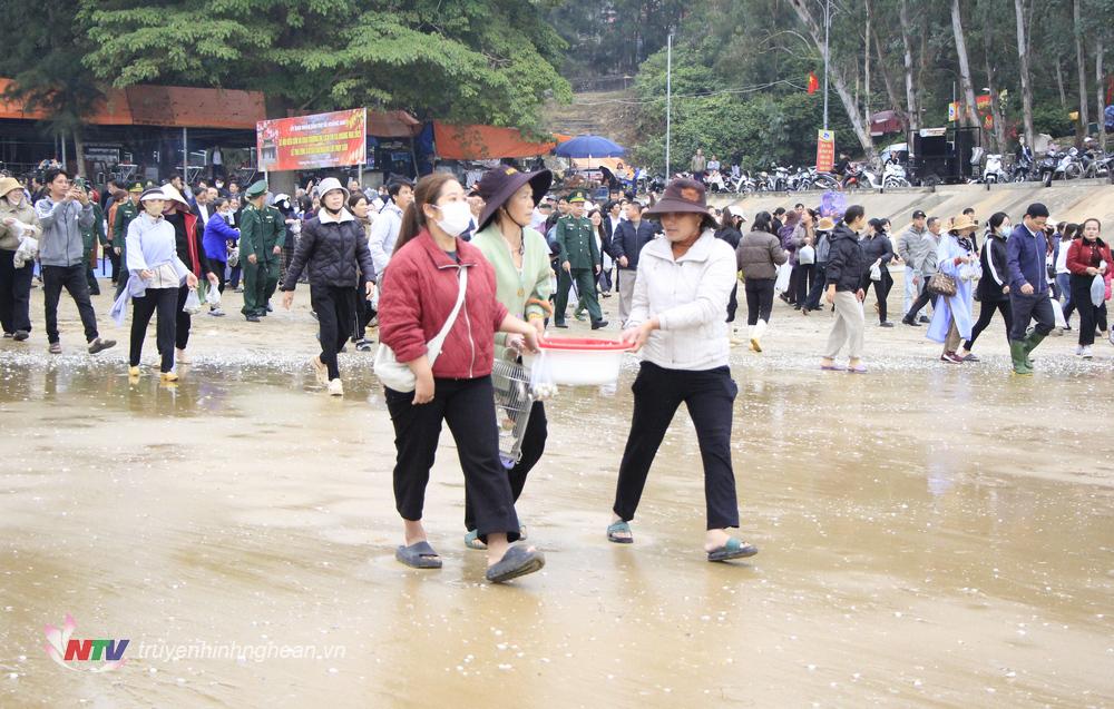 Bà con nhân dân thả cá, ngao, phóng sinh chim ra môi trường tự nhiên.