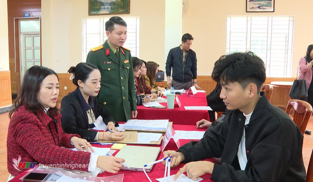Cán bộ, giảng viên, nhân viên Trường Cao đẳng Nghề số 4 hướng dẫn, tiếp nhận hồ sơ, tư vấn giới thiệu các chuyên ngành đào tại buổi tuyển sinh.