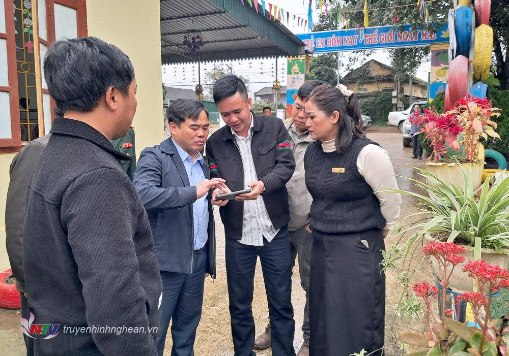 Lãnh đạo huyện Kỳ Sơn cùng các nhà tài trợ, nhà thầu khảo sát địa điểm xây dựng công trình.
