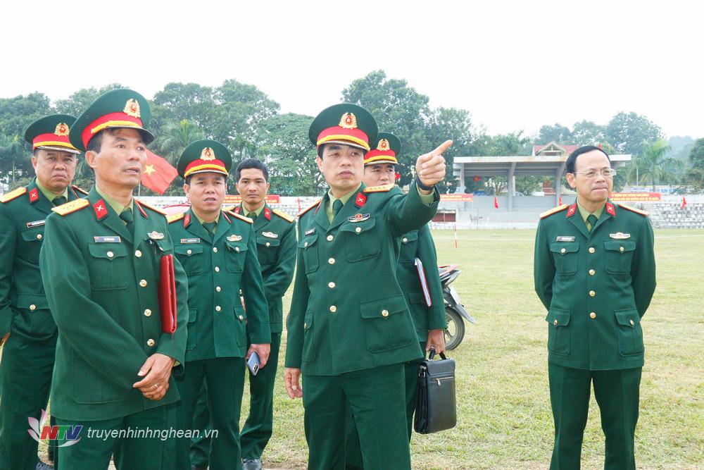 Đoàn công tác tiến hành kiểm tra công tác chuẩn bị cho Lễ giao nhận quân