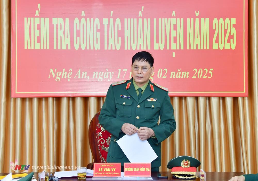 Thiếu tướng Lê Văn Vỹ - Phó Tham mưu trưởng Quân khu 4 kết luận buổi kiếm tra.