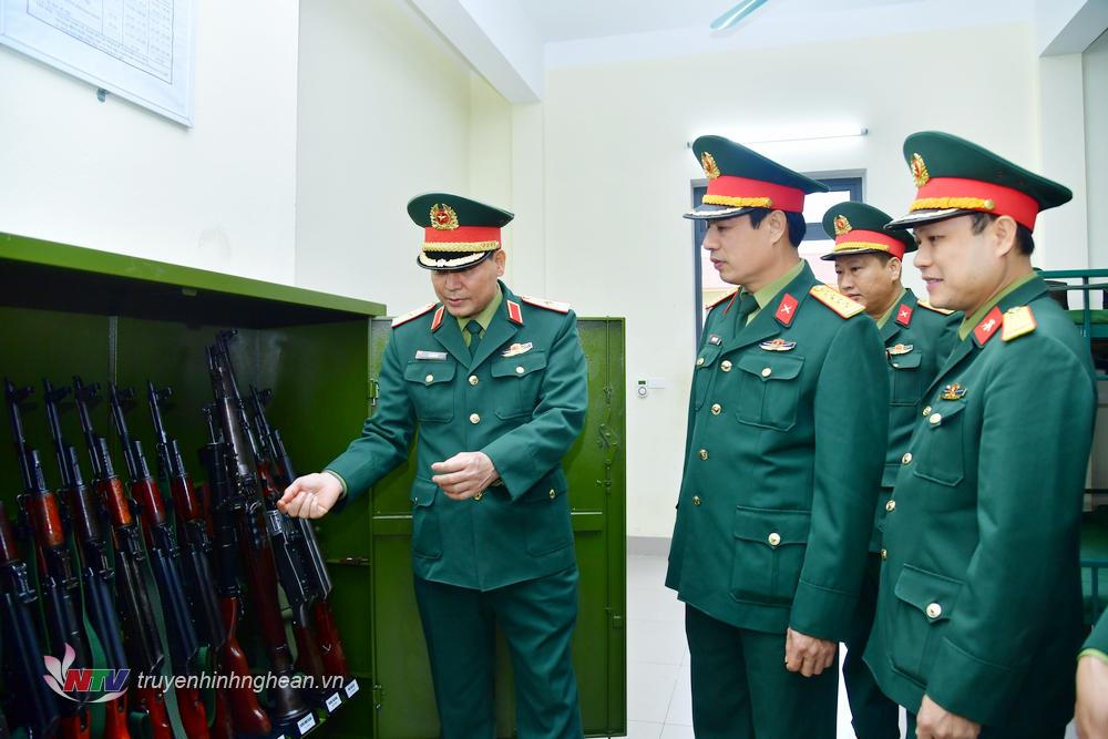 Kiểm tra công tác bảo quản vũ khí, trang bị kỹ thuật.