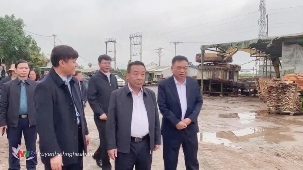 ồng chí Nguyễn Văn Đệ - Phó PG88 go Bắn cá UBND tỉnh cùng đoàn công tác kiểm tra một cơ sở chế biến lâm sản tại huyện Quỳ Hợp.