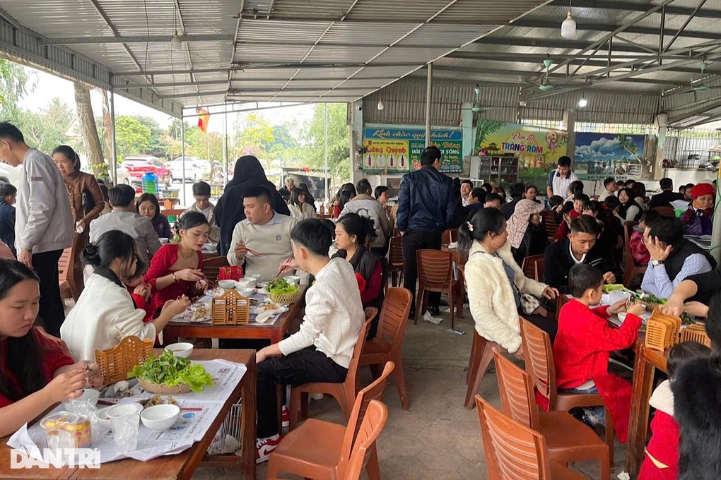 Những ngày đầu năm, nhiều du khách về Đền Cờn đều thưởng thức món cá trích nướng.