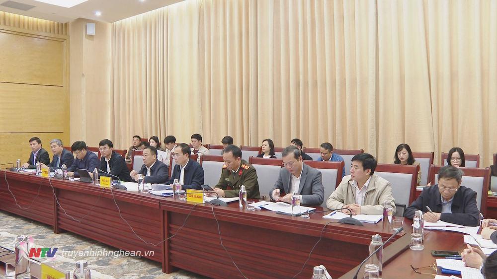 Lãnh đạo tỉnh và các Sở, ban ngành, địa phương dự họp.