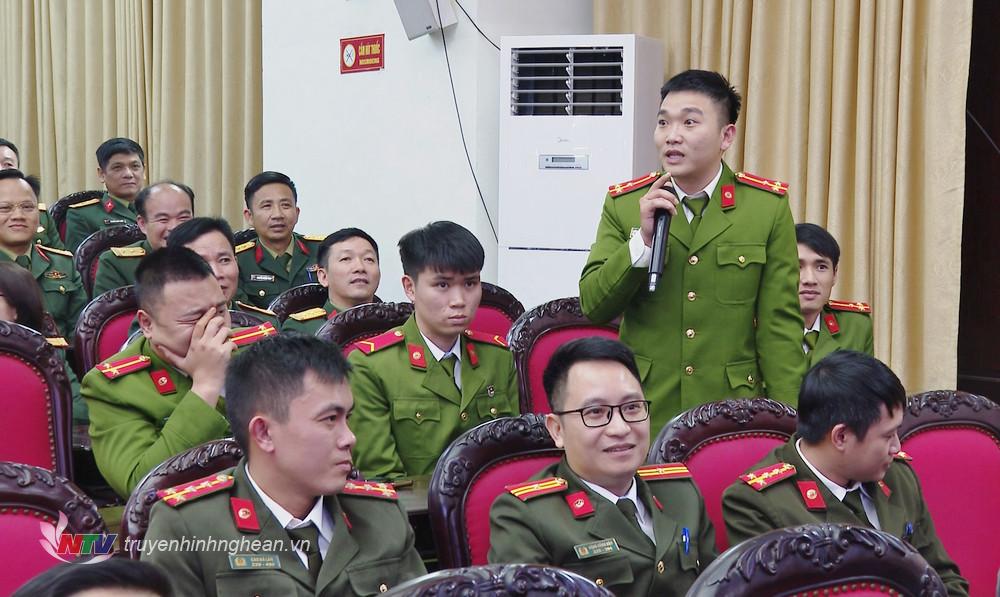 Người chơi tham gia trả lời câu hỏi tương tác tại chương trình.
