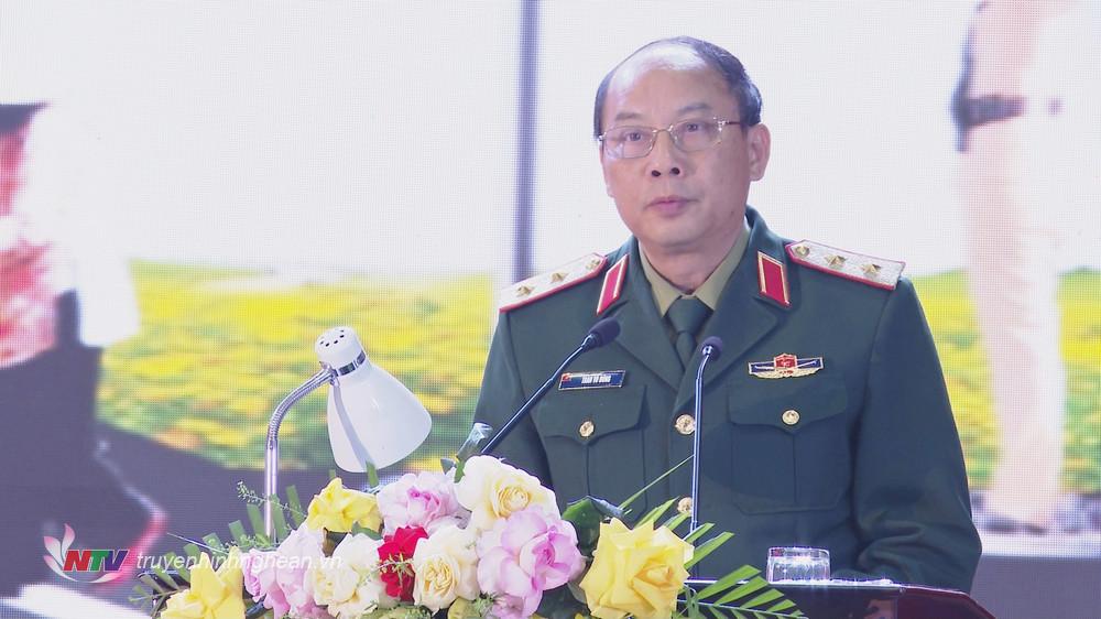 Trung tướng Trần Võ Dũng, Chính ủy Quân khu 4 phát biểu tại chương trình.
