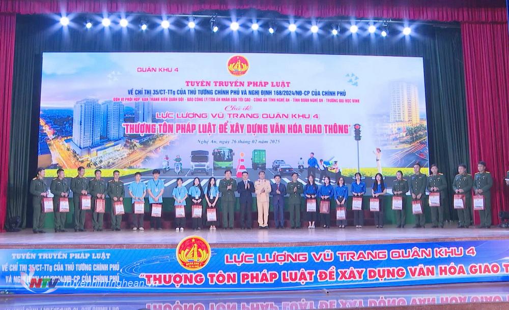 Đại diện lãnh đạo Quân khu 4 trao Bằng khen tặng các tập thể và cá nhân.