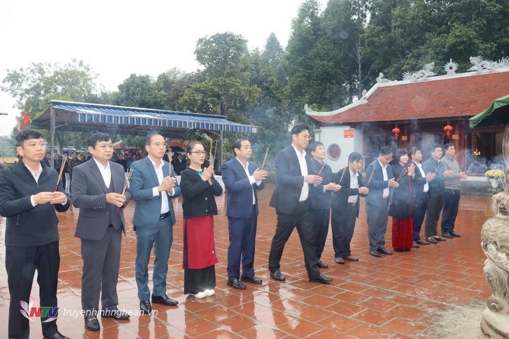 Các đại biểu và nhân dân dâng hương tại Đền Quả Sơn.