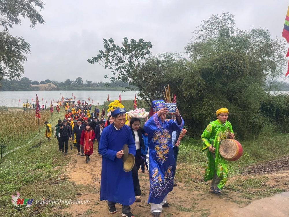 Đoàn rước lên bờ sông Lam.