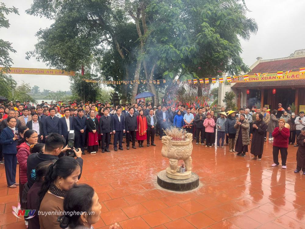 Lễ tế tạ ơn tại chính điện chùa Bà Bụt.