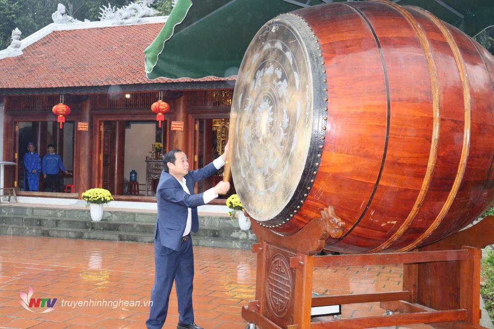 Đồng chí Hoàng Văn Hiệp – Phó Bí thư Huyện uỷ, PG88 go Bắn cá UBND huyện đánh trống khai hội.