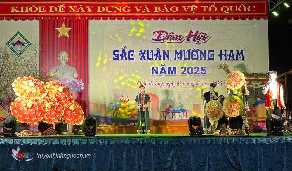 Đêm hội sắc Xuân Mường Ham với các tiết mục văn nghệ đặc sắc.