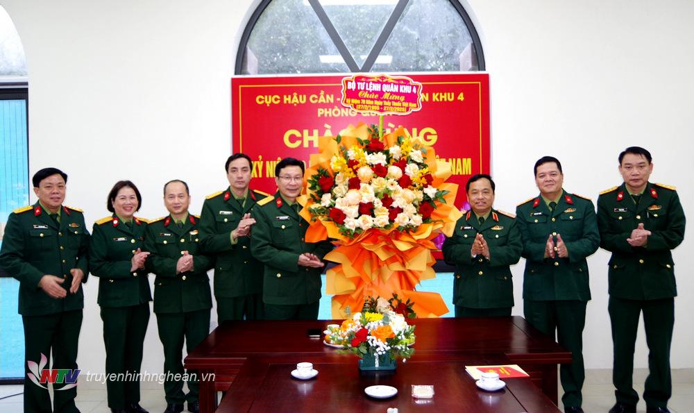 Thiếu tướng Nguyễn Ngọc Hà, Phó Tư lệnh Quân khu và các đồng chí trong đoàn công tác tặng hoa chúc mừng đội ngũ cán bộ, y, bác sĩ Phòng Quân y.