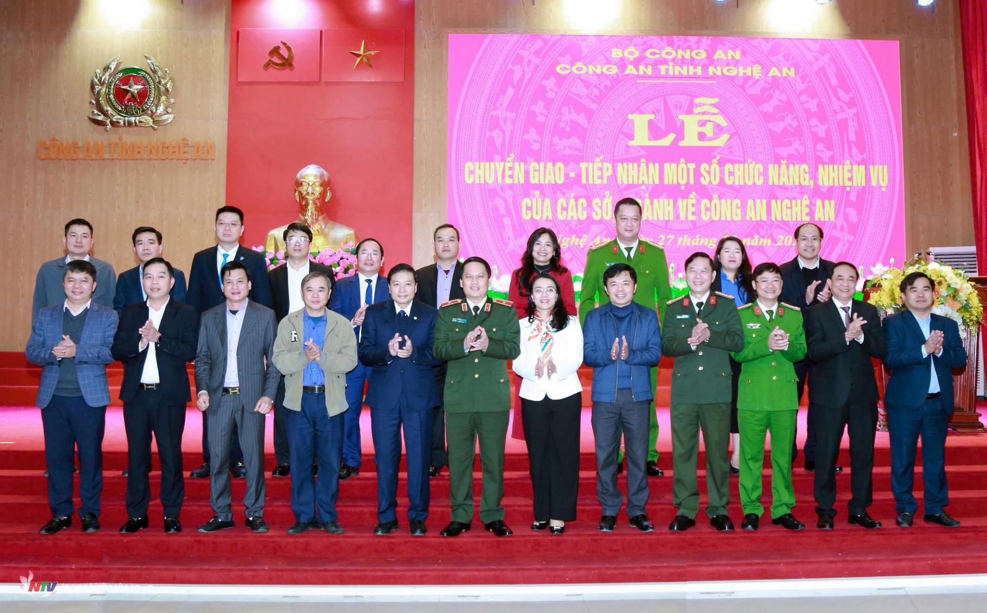 Các đại biểu chụp ảnh lưu niệm