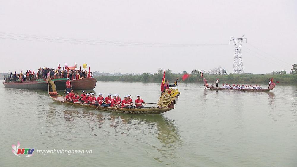 Đông đảo người dân tham gia lễ rước.