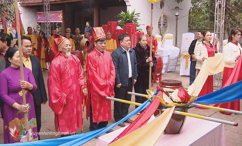 Đoàn rước đưa nước về Đền Vua Mai.