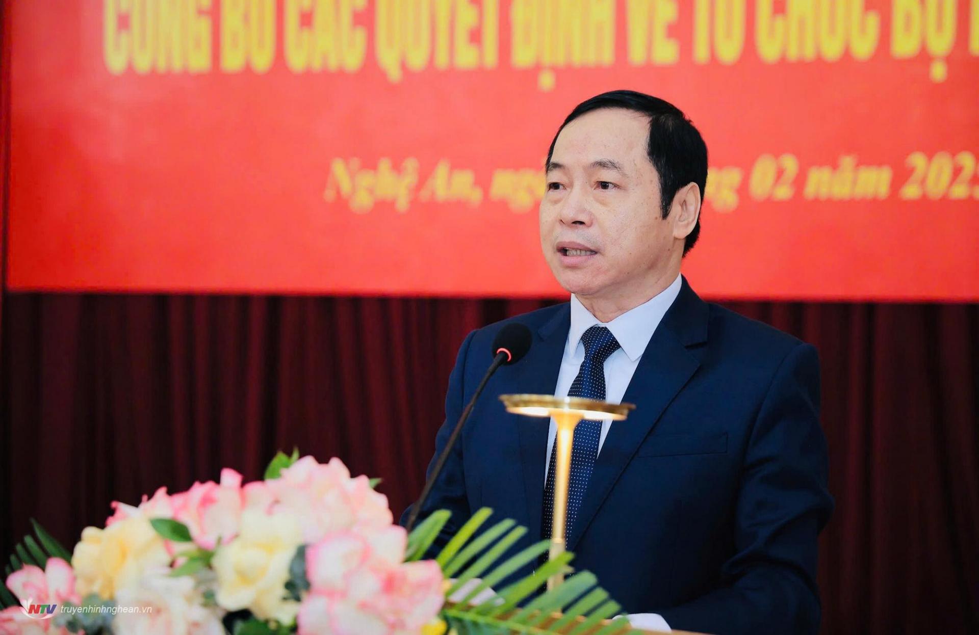 Đồng chí Lê Đình Lý - Phó trưởng Ban Tổ chức Tỉnh uỷ đọc các