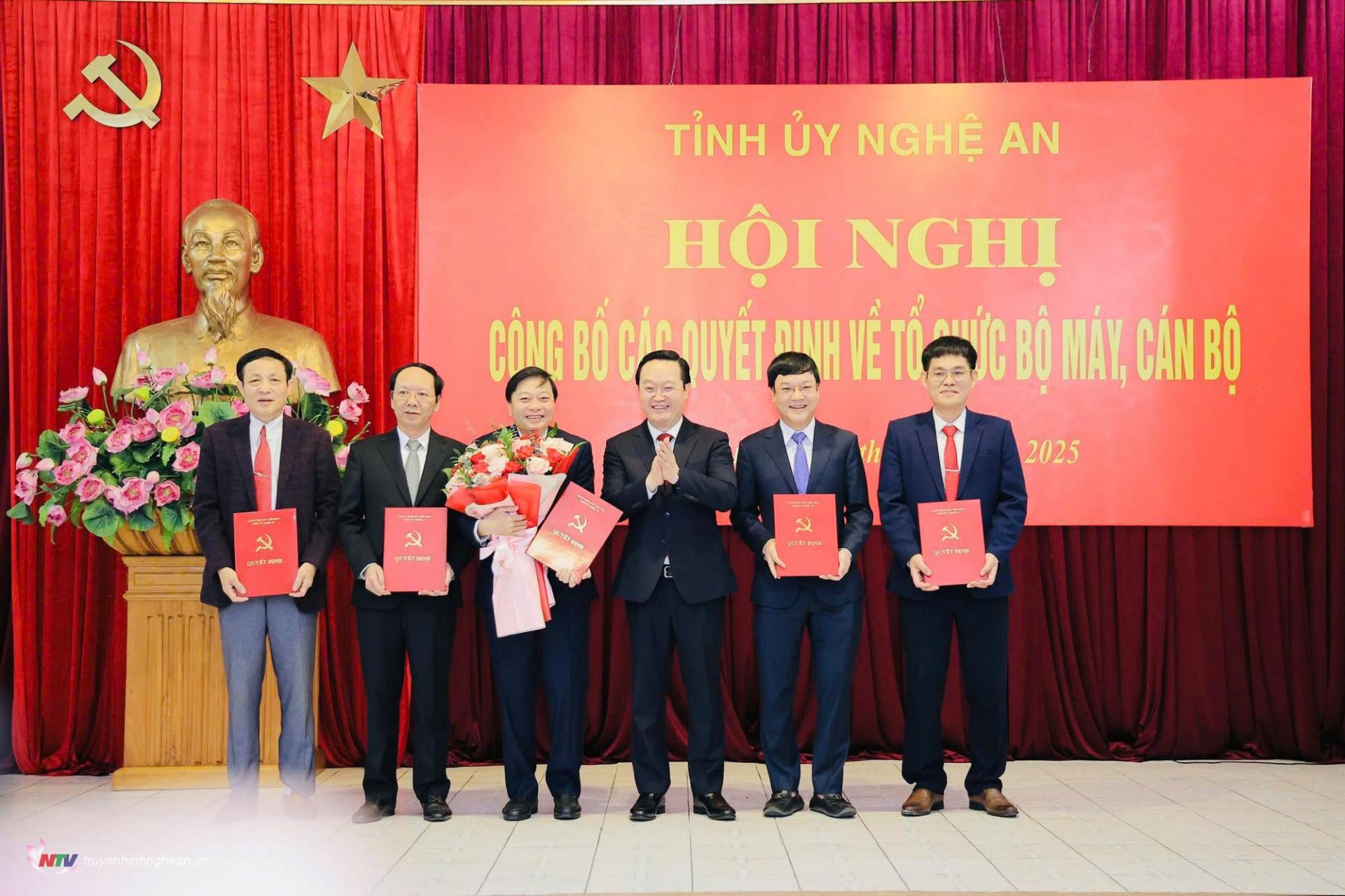 Bí thư Tỉnh uỷ Nguyễn Đức Trung trao quyết định thành lập Đảng bộ UBND tỉnh và Quyết định của Ban Thường vụ Tỉnh ủy chỉ định Ban Chấp hành, Ban Thường vụ, Bí thư, Phó Bí thư Đảng ủy UBND tỉnh.