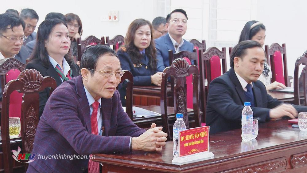 Các đại biểu dự buổi lễ.