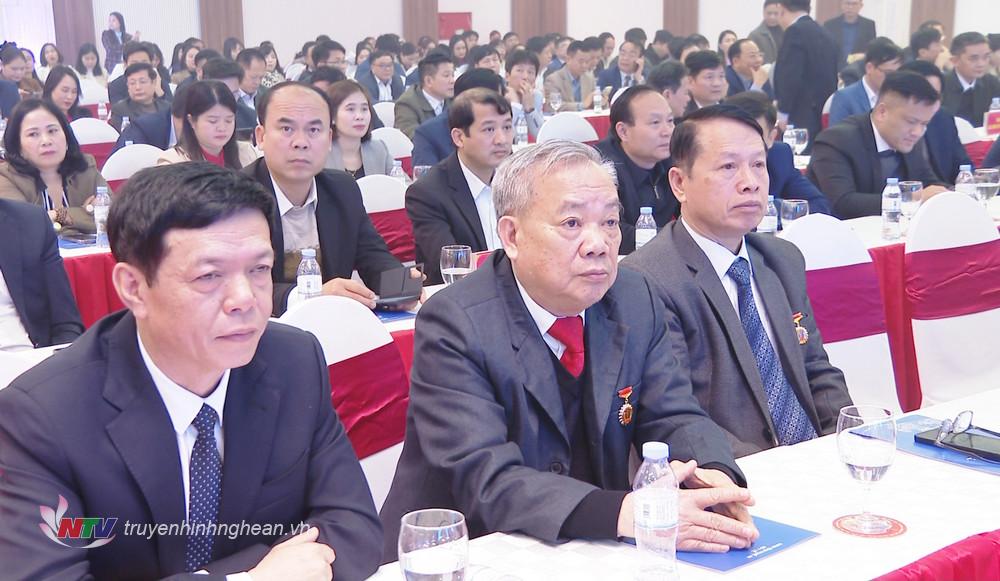 Các đại biểu dự buổi lễ.
