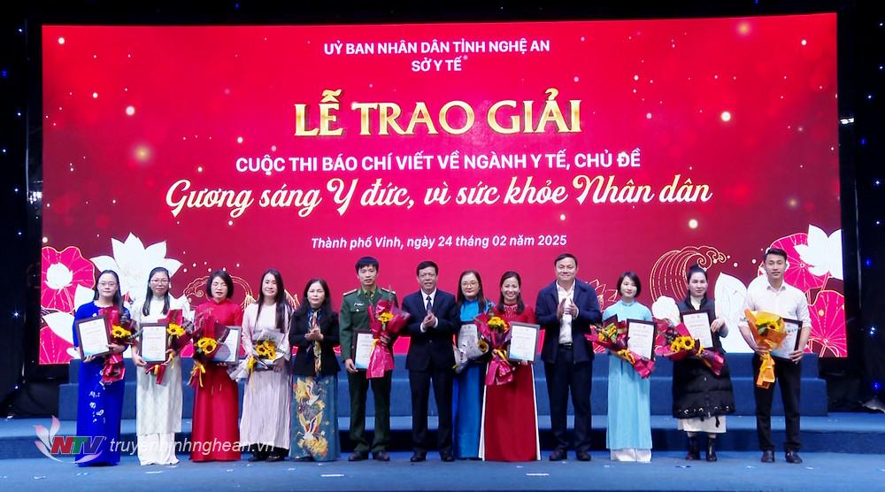 Phó Giám đốc Sở Y tế Trần Minh Tuệ và Phó Trưởng Ban Tuyên giáo và Dân vận Tỉnh ủy Phạm Ngọc Cảnh trao giải Khuyến khích cho các tác giả, nhóm tác giả.