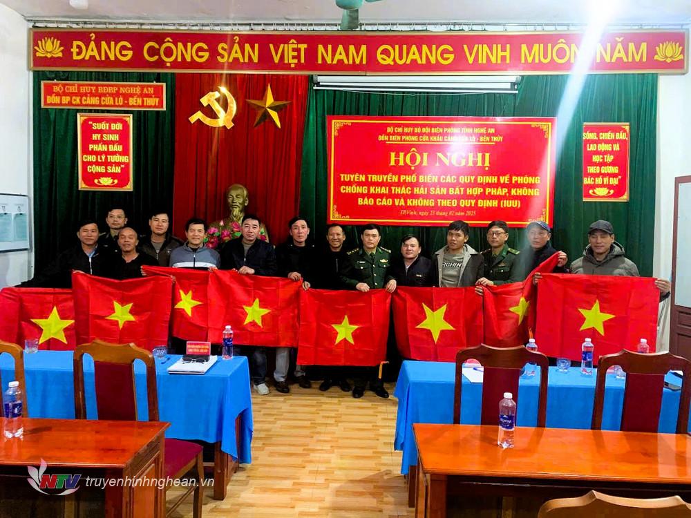 Đồn Biên phòng cửa khẩu cảng Cửa Lò - Bến Thủy tặng cờ Tổ quốc cho các chủ phương tiện khai thác thuỷ sản xa bờ