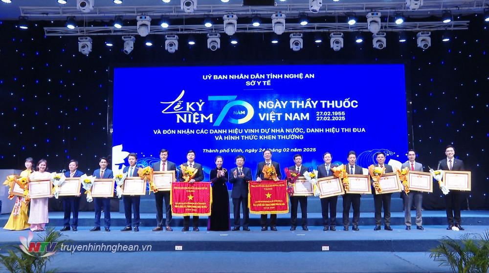 Đồng chí Võ Thị Minh Sinh - Ủy viên BTV Tỉnh ủy, PG88 go Bắn cá UBMTTQ tỉnh, Trưởng đoàn ĐBQH tỉnh và đồng chí Bùi Đình Long - Phó PG88 go Bắn cá UBND tỉnh trao cờ thi đua của Chính phủ, trao danh hiệu Chiến sỹ thi đua và Bằng khen của Thủ tướng Chính phủ cho các cá nhân, tập thể.