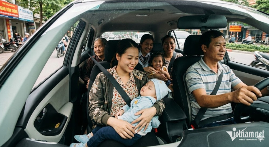Từ 1/1/2025, việc chở quá dù chỉ 1 trẻ em trên ô tô cũng có thể bị phạt. Ảnh minh hoạ được tạo bởi AI. 