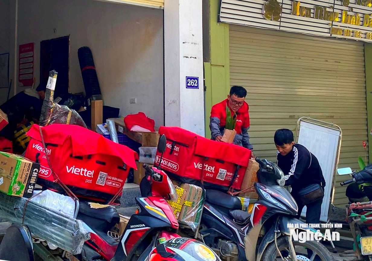 Cuối năm là thời điểm mua sắm trực tuyến tăng mạnh, nên hoạt động giao hàng cũng diễn ra sôi động. Ảnh: Quang An