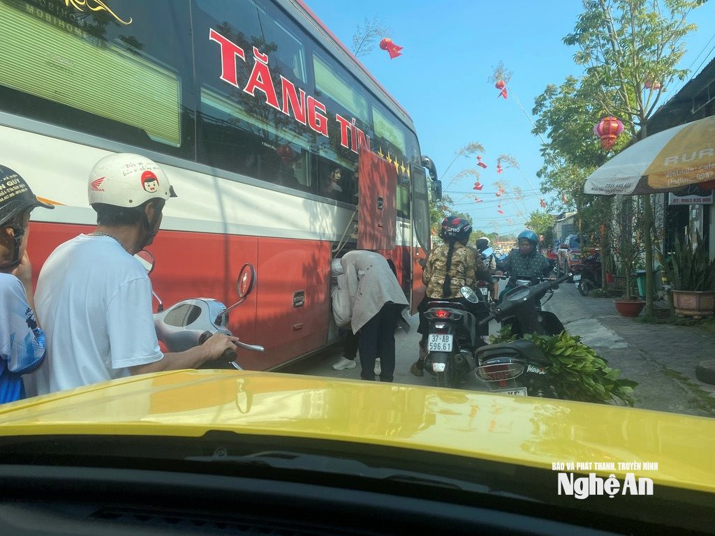  Xe giường nằm Tăng Tín, xã Bình Minh không vào bến xe Yên Thành mà dừng đón khách gây ách tắc tại chợ Gám, xã Quan Thành. Ảnh: Văn Trường