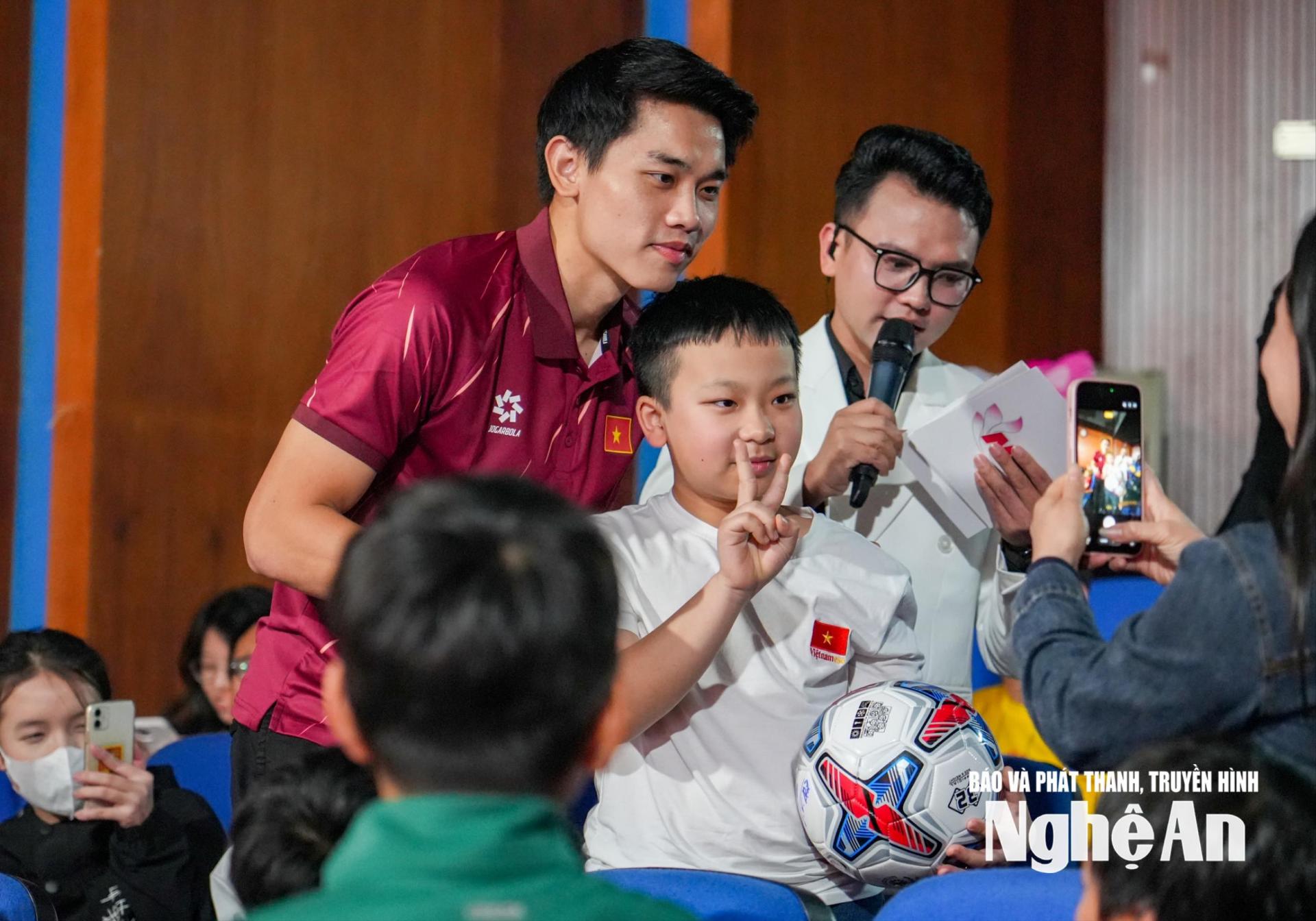 Tiền đạo Nguyễn Đình Bắc tặng quà và chụp ảnh lưu niệm với khán giả tại Tải Game PG88 go giao lưu được tổ chức tại Báo và Phát thanh, truyền hình PG88 go Bắn cá. Ảnh: Minh Quân