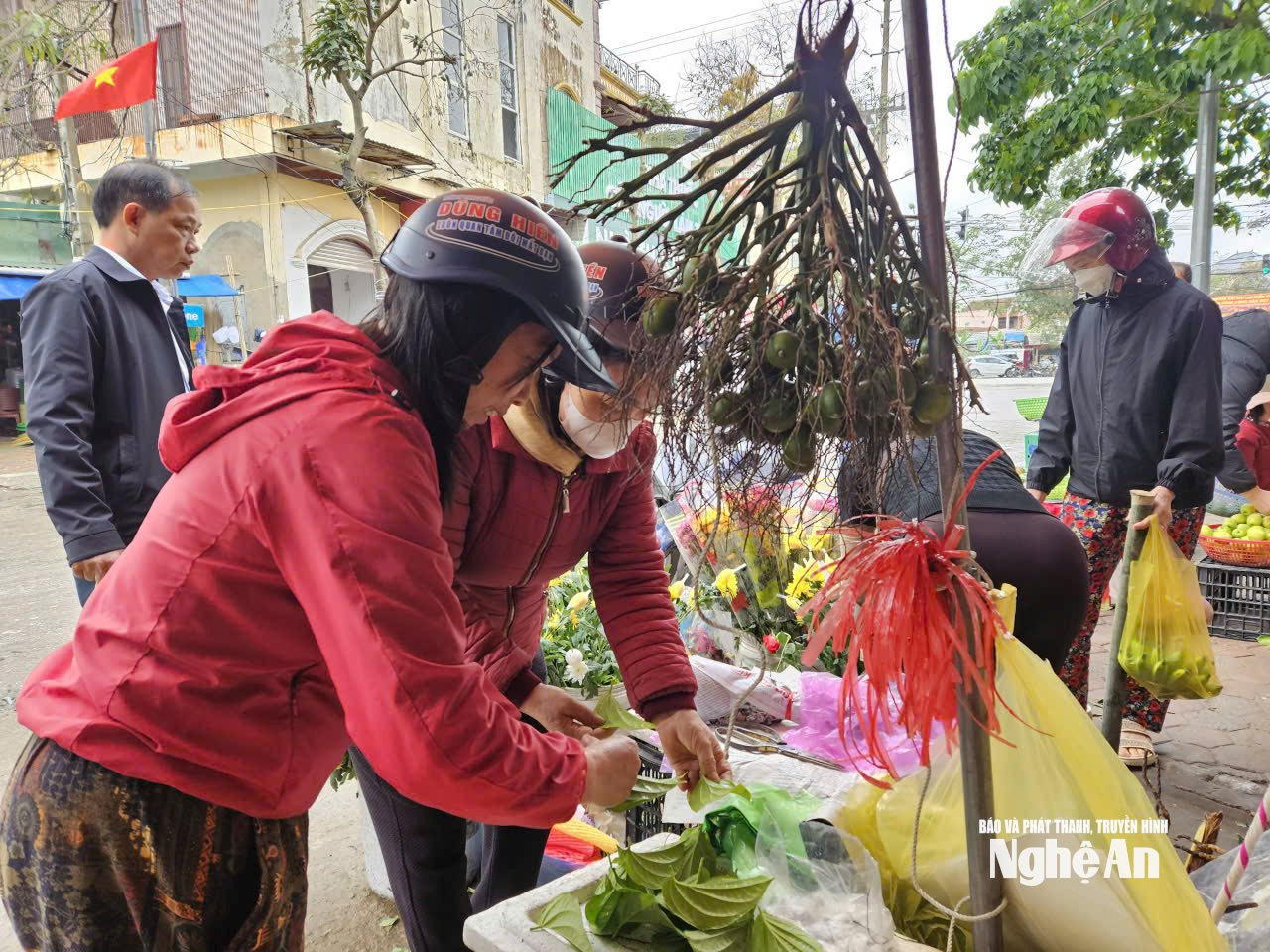Người dân mua sắm cau trầu cúng Thần Tài, cầu mong một năm mua may, bán đắt. Ảnh: T.P