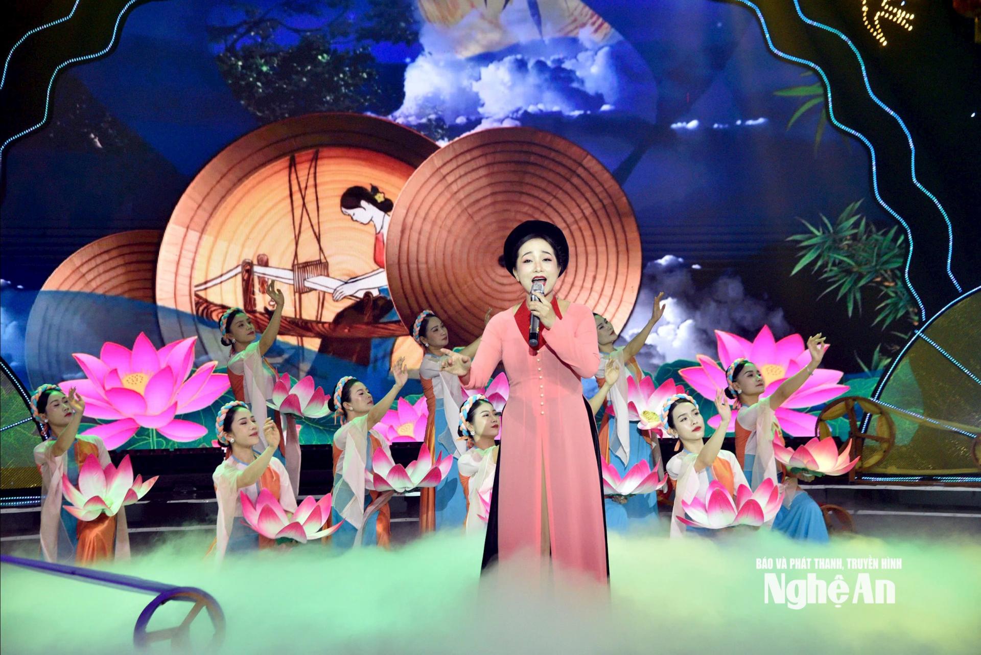 Tải Game PG88 go nghệ thuật” Xuân qua miền Ví, Giặm”. Ảnh: Minh Quân
