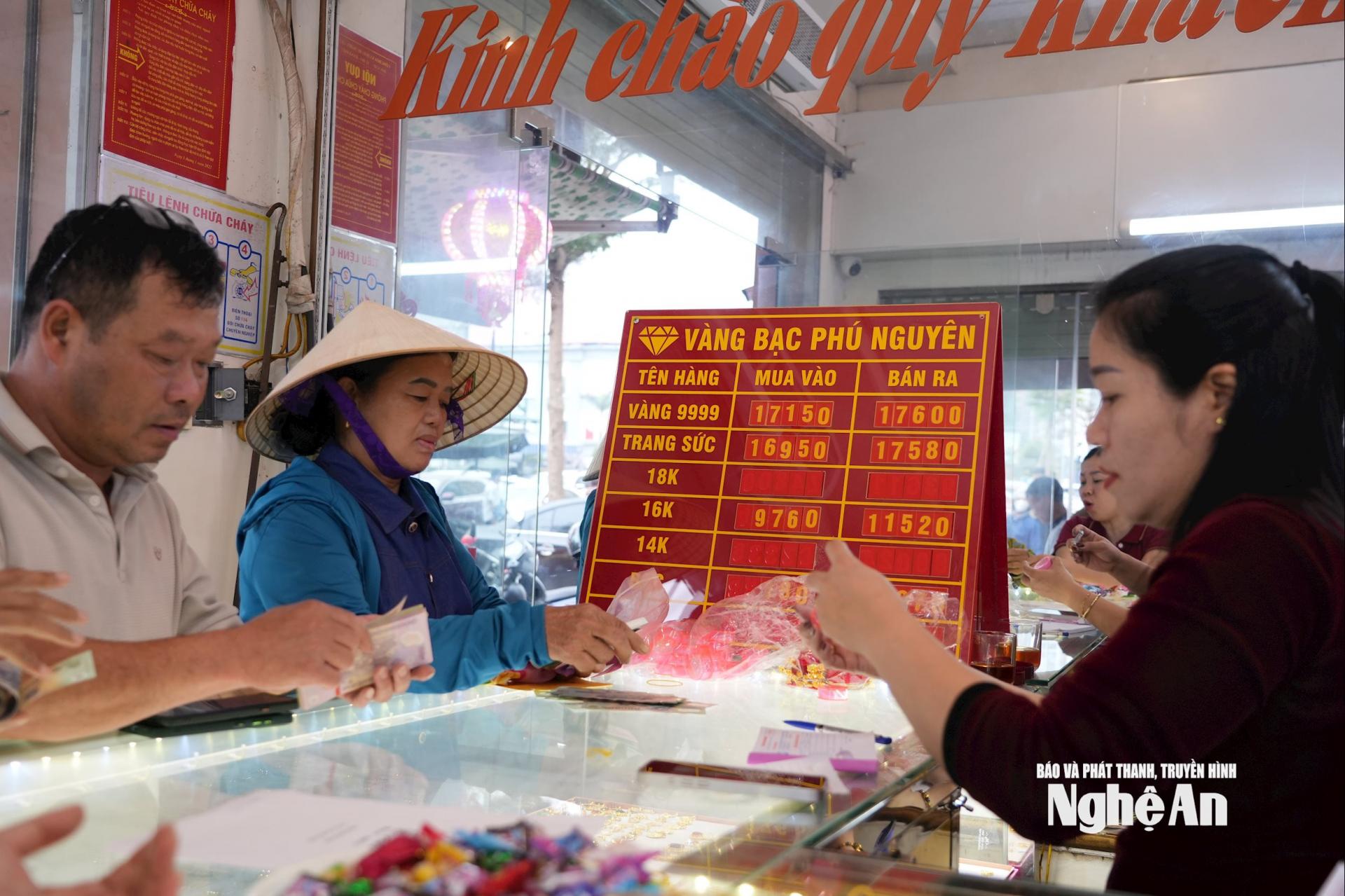 Giá vàng trong ngày vía Thần Tài giảm nhẹ so với trước đó. Ảnh: T.P