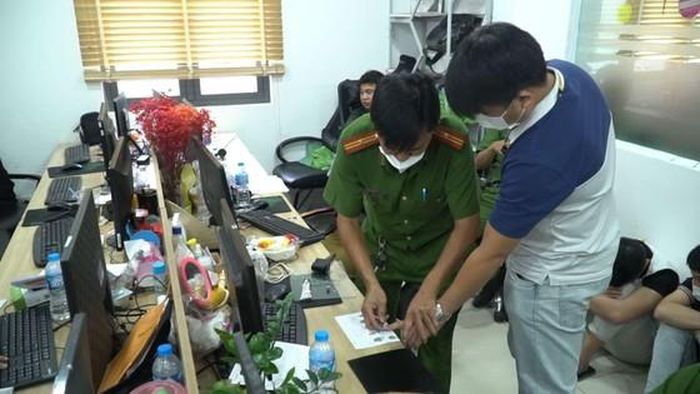 Công an làm việc với các nhân viên của PG88 link tải luật núp bóng đòi nợ.