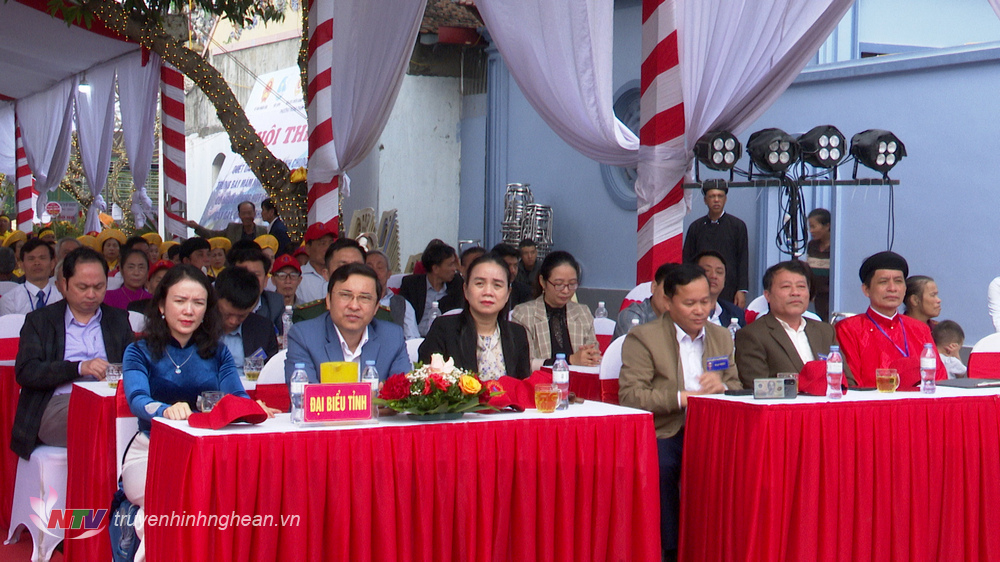 Các đại biểu dự buổi lễ.