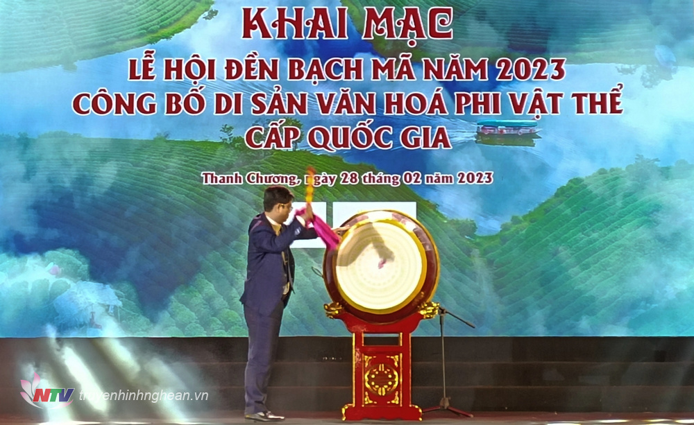 Lãnh đạo huyện Thanh Chương đánh trống khai hội.