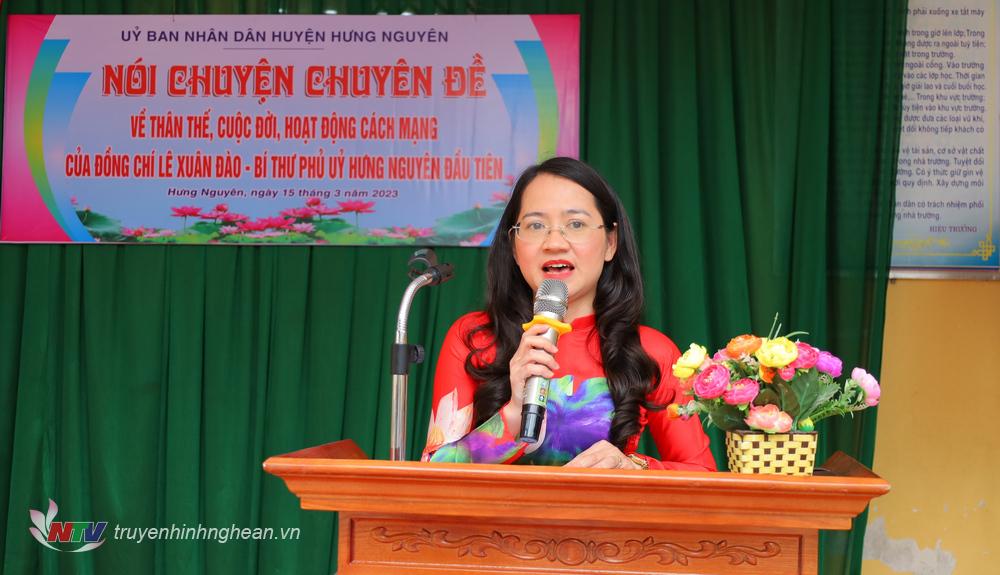 Lãnh đạo Bảo tàng Xô Viết Nghệ Tĩnh truyền đạt các nội dung về
thân thế, cuộc đời, hoạt động cách mạng của đồng chí Lê Xuân Đào.