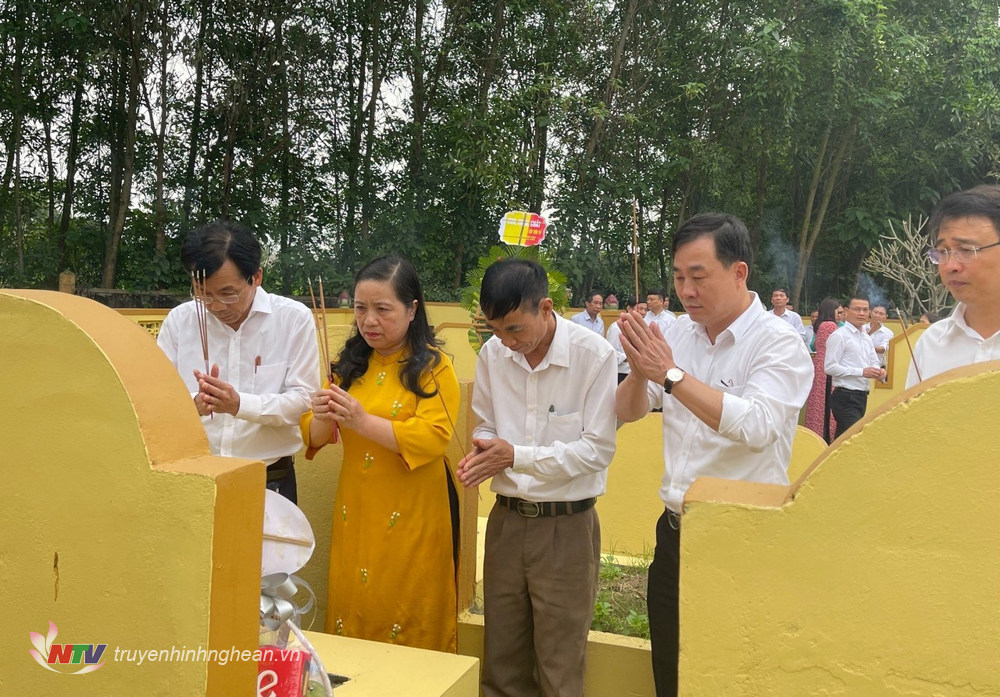Đoàn công tác dâng hương trước phần mộ của