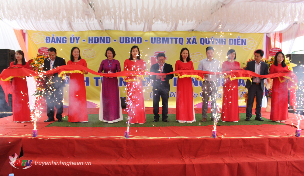 Các đại biểu cắt băng khánh thành công trình.