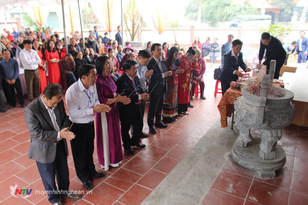 Các đại biểu dâng hương tại Đền.