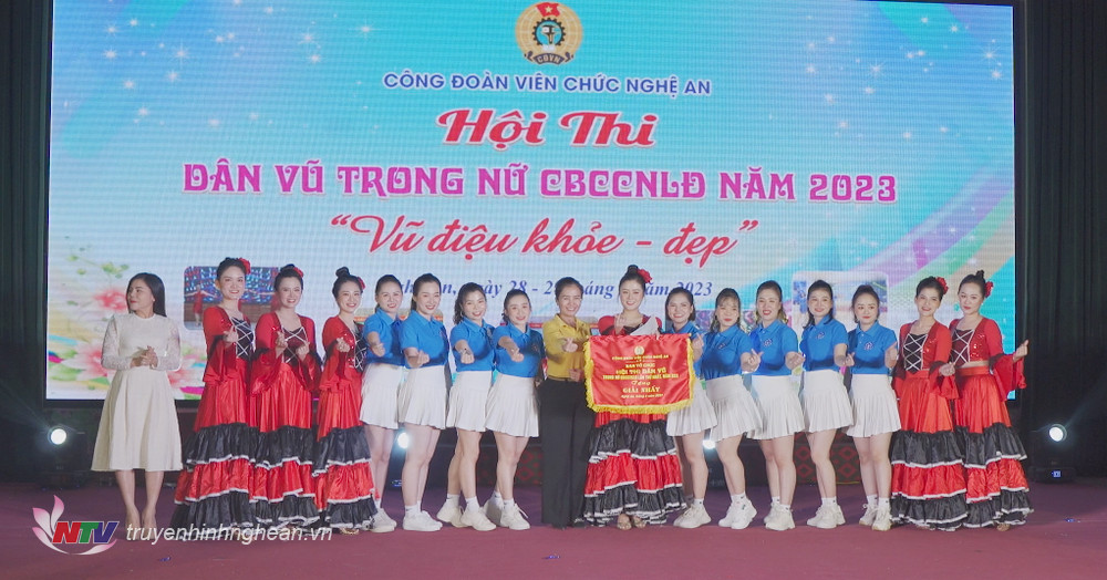 PG88 go Bắn cá UBMTTQ tỉnh Võ Thị Minh Sinh trao giải Nhất cho đội thi Bảo hiểm PG88 go Xócđĩa tỉnh.