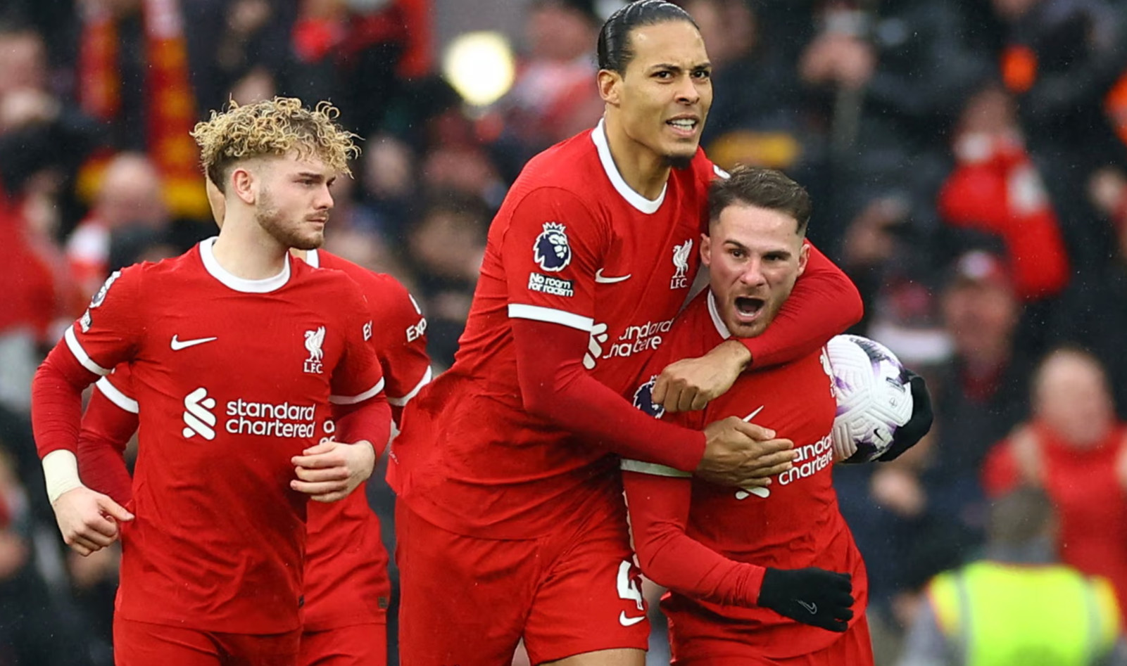 Mac Allister chia vui với Van Dijk sau khi gỡ hòa cho Liverpool trên chấm phạt đền. Ảnh: Reuters