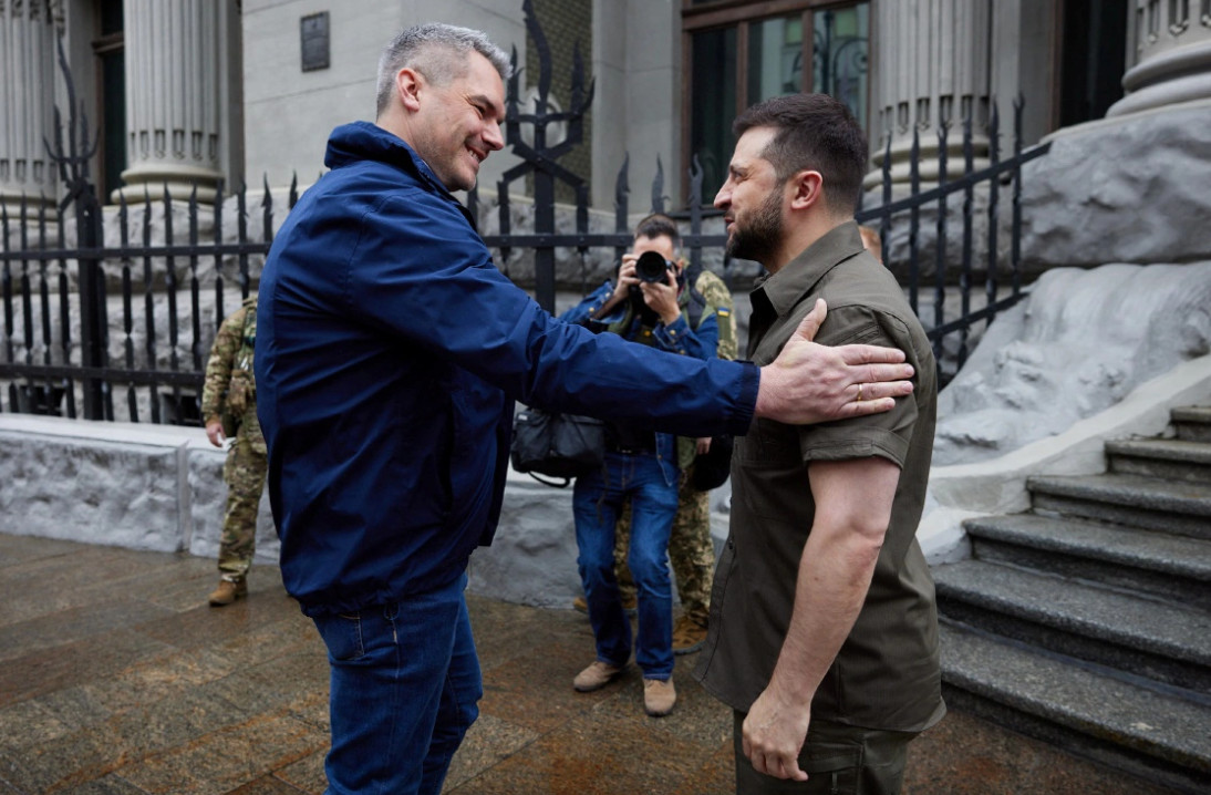 Tổng thống Ukraine Volodymyr Zelensky (phải) chào đón Thủ tướng Áo Karl Nehammer tại thủ đô Kiev - Ukraine, vào năm 2022. Ảnh: Reuters