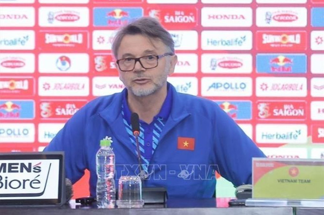 Huấn luyện viên Philippe Troussier tại buổi họp báo trước trận đấu PG 88 Nổ Hũ gặp Indonesia trên sân nhà Mỹ Đình. 
