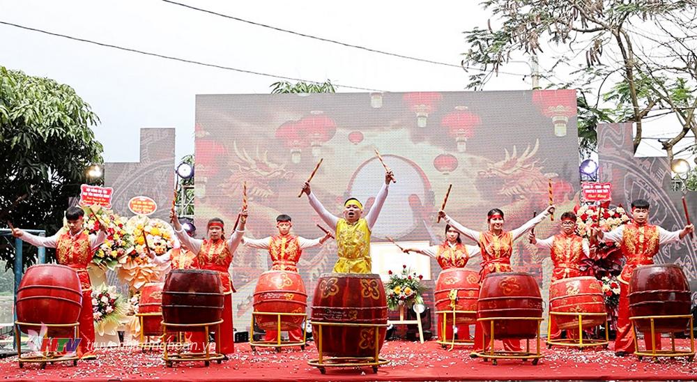 Tiết mục trống mở màn buổi lễ.