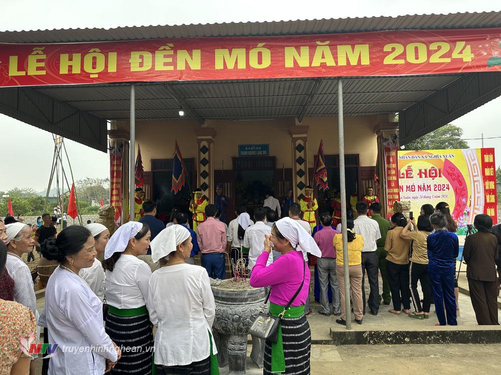 Đông đảo người dân đến tham gia lễ hội