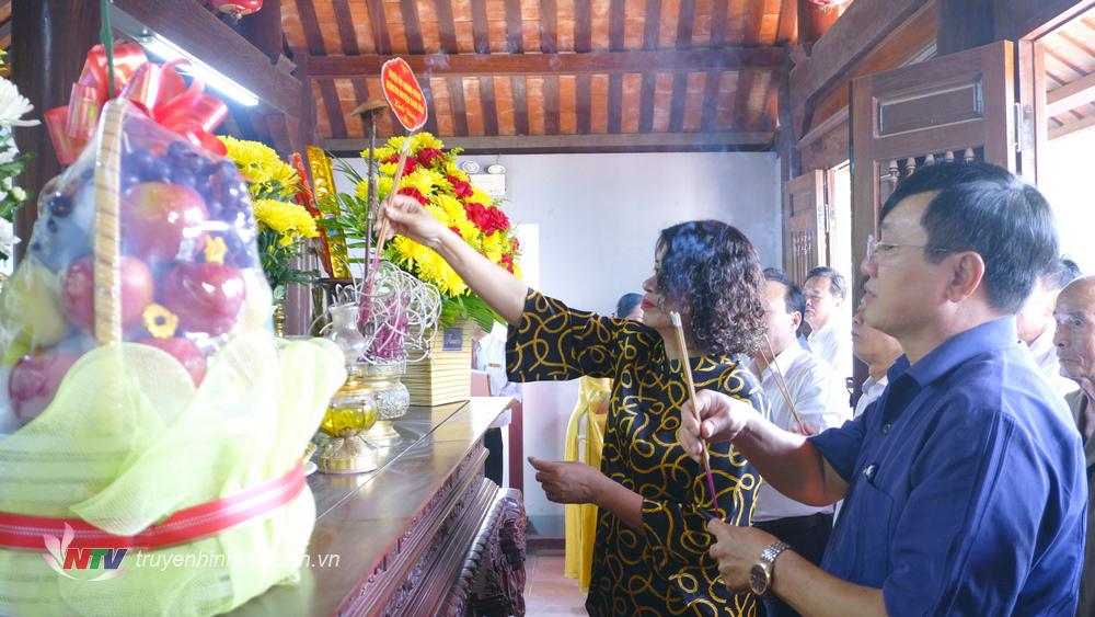 Lãnh đạo huyện dâng hương tưởng niệm đồng chí Lê Hồng Sơn.